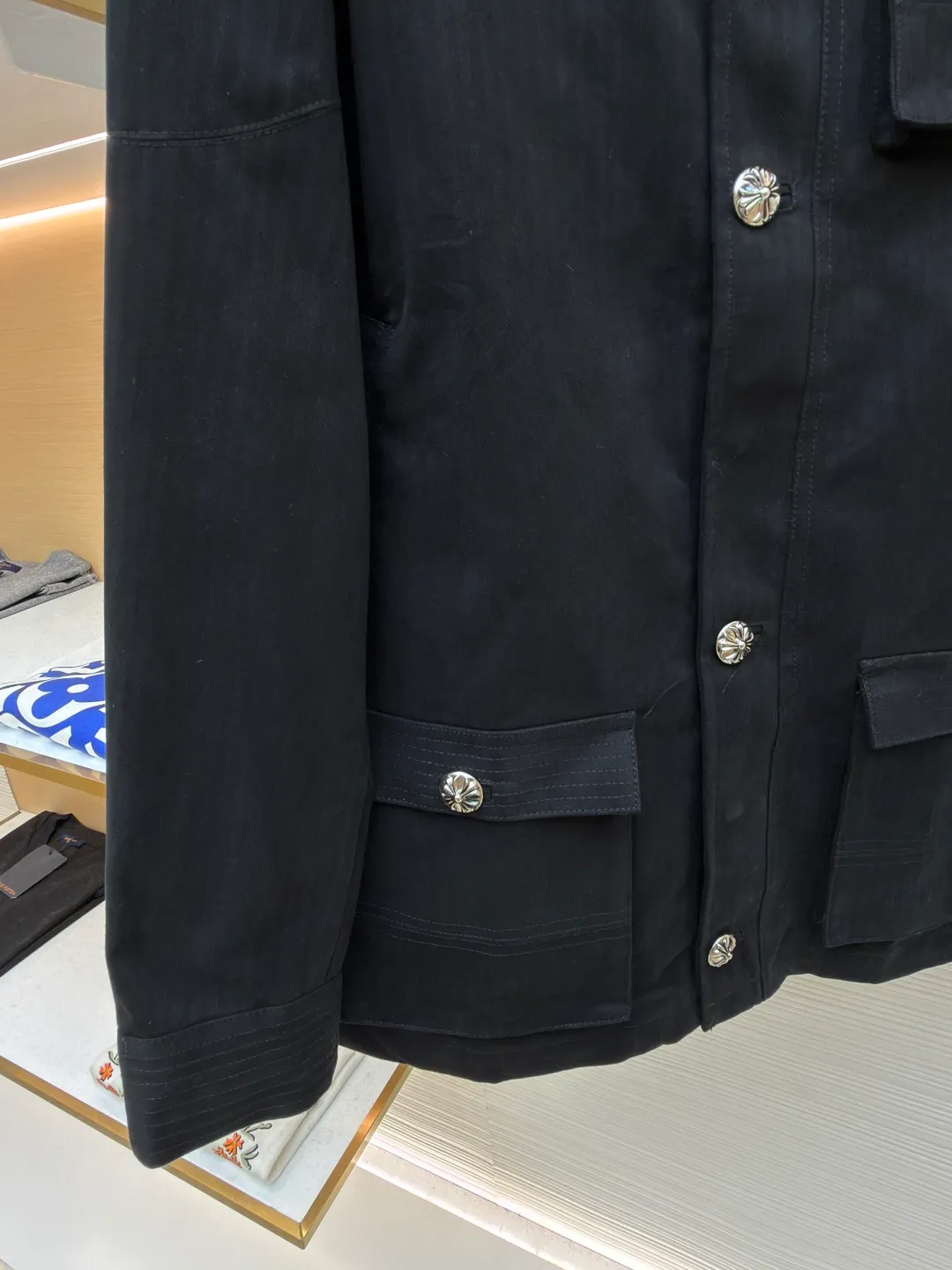Chrome Hearts M65 work jacket ●Item number: 1682245-D90 ●Fabric: cotton fabric ●Technology: herringbone brushed production ●Color: black ●Version: loose fit ●Weight: about 1300 grams ●Size: S-M-L ●Description: Purchased from the original national specialty brand No. 51800. The custom-woven fabric is made of herringbone brushed 320g cotton material. It is matched with garment dyeing + dirty washing + distressing process. (minimum quantity 2000 meters). Customized jacquard lining. Add soft water washing. Customized 8# placket double-ended zipper. Customized 8# waist pocket zipper. Customized 5# Inner pocket zipper. Customized 20mm I-shaped buckle. Customized 25mm I-shaped buckle. Customized 15mm four-in-one buckle. Customized placket four-in-one concealed button. Customized genuine leather trademark. Size. Produced by a large factory, it is very test of workmanship. Full of street feel. Compare workmanship details to counters. Instant sale of the market version. The overall wiring is straight and delicate, the fabric is comfortable and soft, and the color is consistent without color difference. It can be matched with the same style to create a fashionable look and control various occasions. Customized accessories, complete with three standards, same style for men and women!